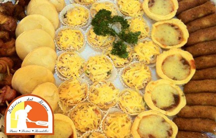 ¡Disfruta 85 piezas de ricos bocadillos! Paga RD$ 980 en vez de RD$ 2,125 por Bandeja de Picadera de 85 piezas: 15 Croquetas + 15 Quipes + 10 Pastelitos de pollo o queso + 15 Pizzitas + 10 Empanaditas de jamón y queso + 10 Empanaditas de salsa pizza + 5 Empanaditas de vegetales + 5 Bolitas de queso cheddar en Delicias del Horno.
